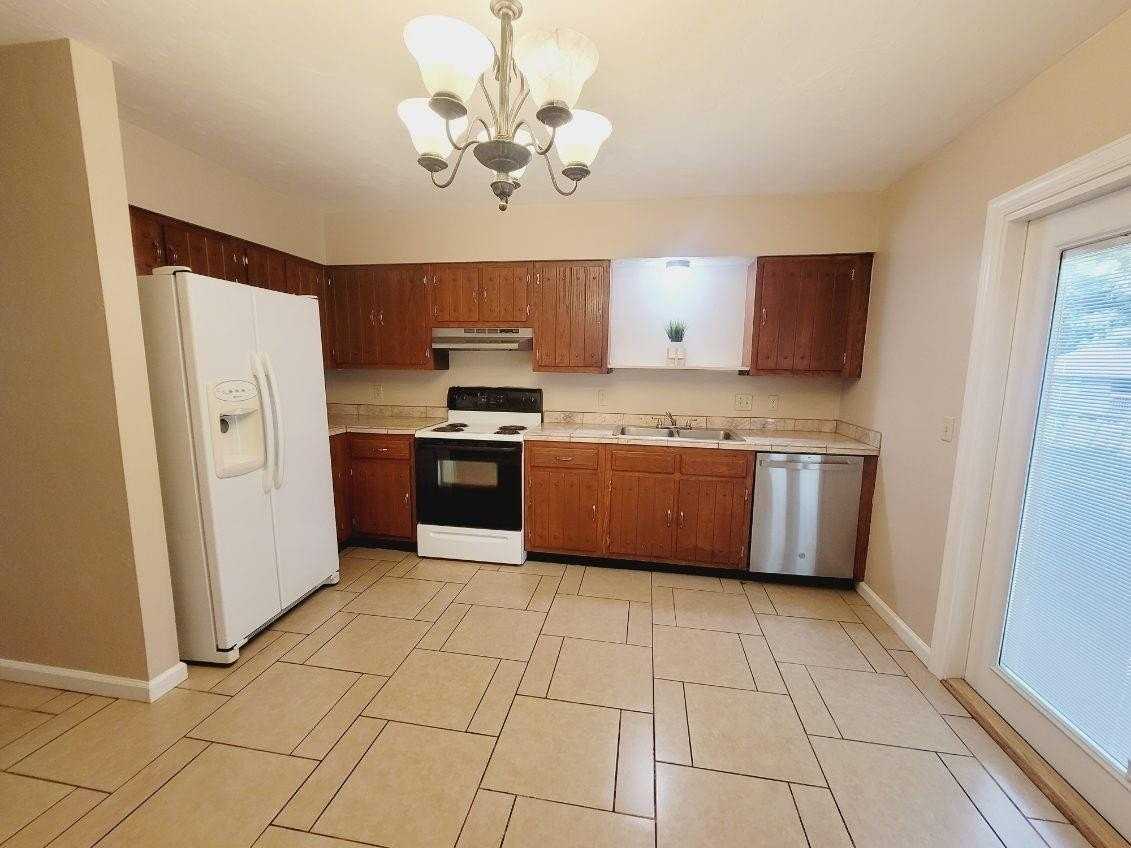 5680 Doonesbury Way - Photo 7 of 31