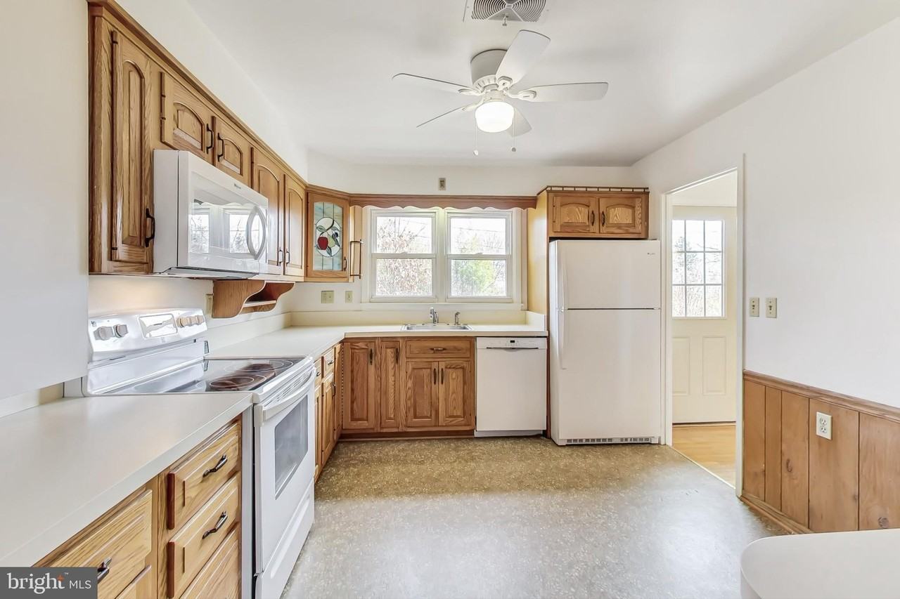 1208 Pinewood Dr - Photo 2 of 50