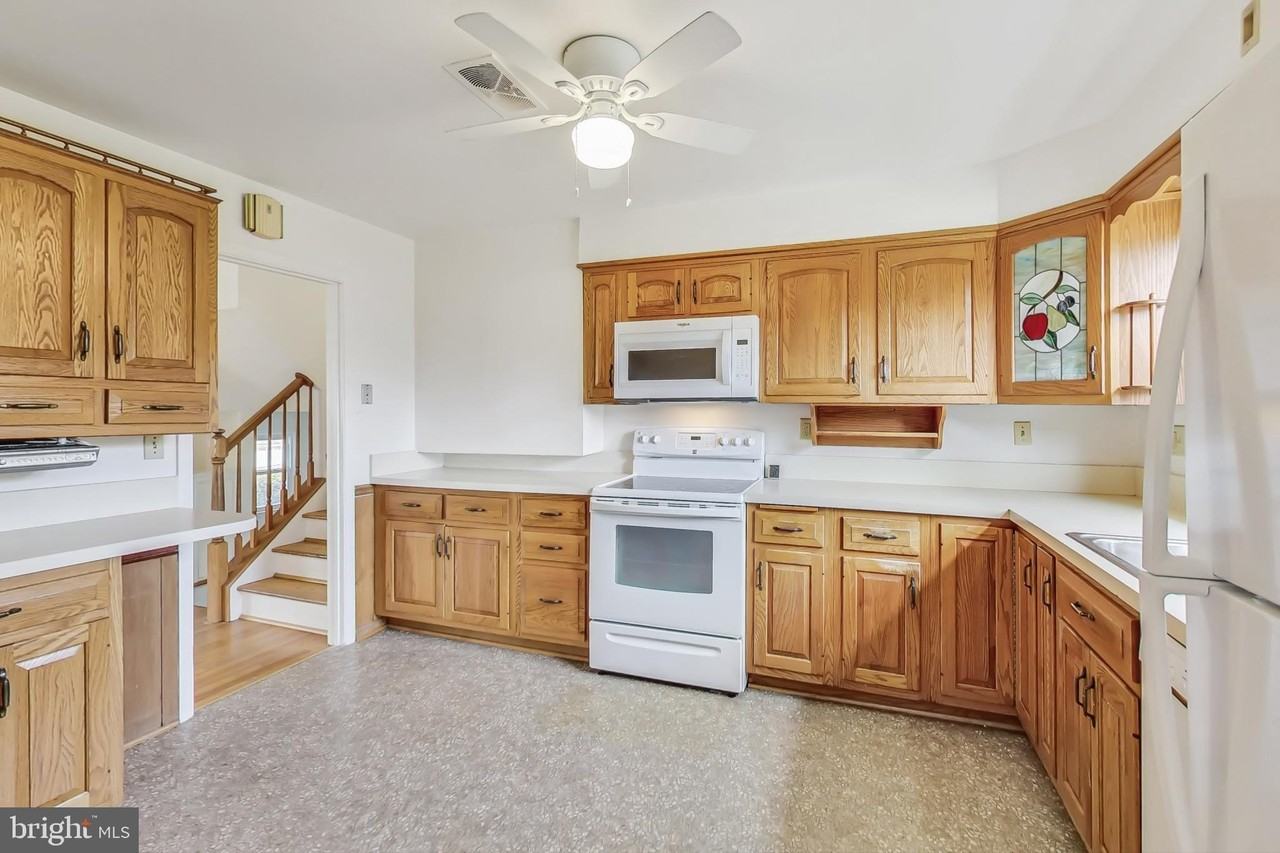 1208 Pinewood Dr - Photo 3 of 50
