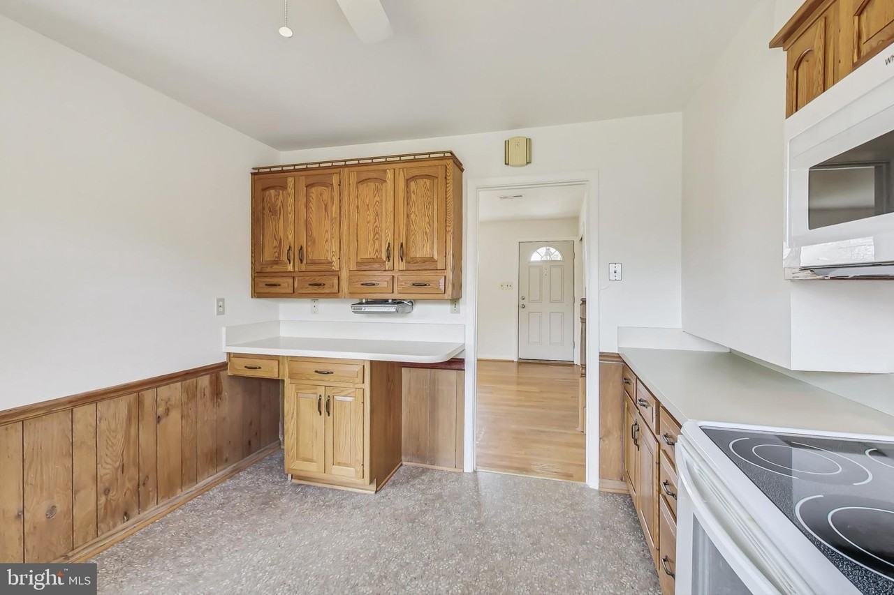 1208 Pinewood Dr - Photo 4 of 50