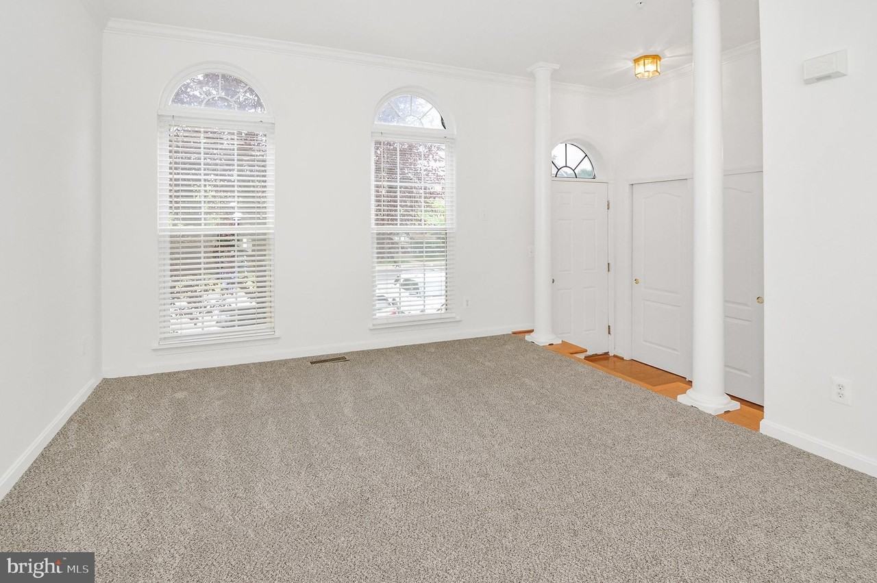 546 Kirkcaldy Way - Photo 6 of 33