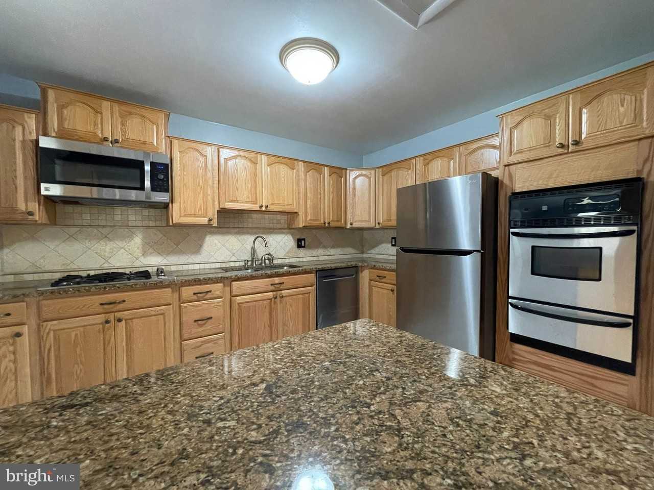 12705 Littleton St - Photo 5 of 33