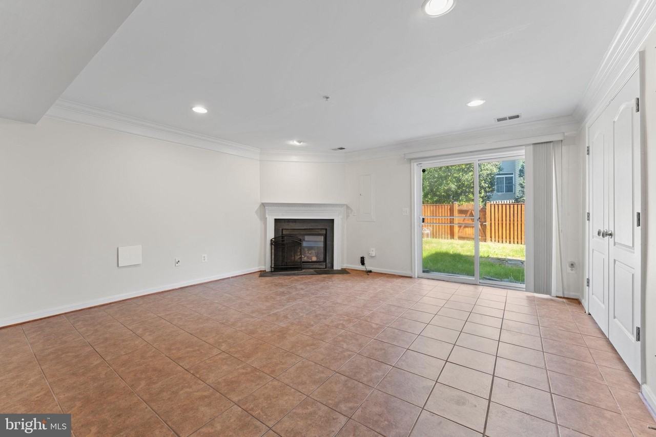 702 Anoosh Ct - Photo 4 of 30