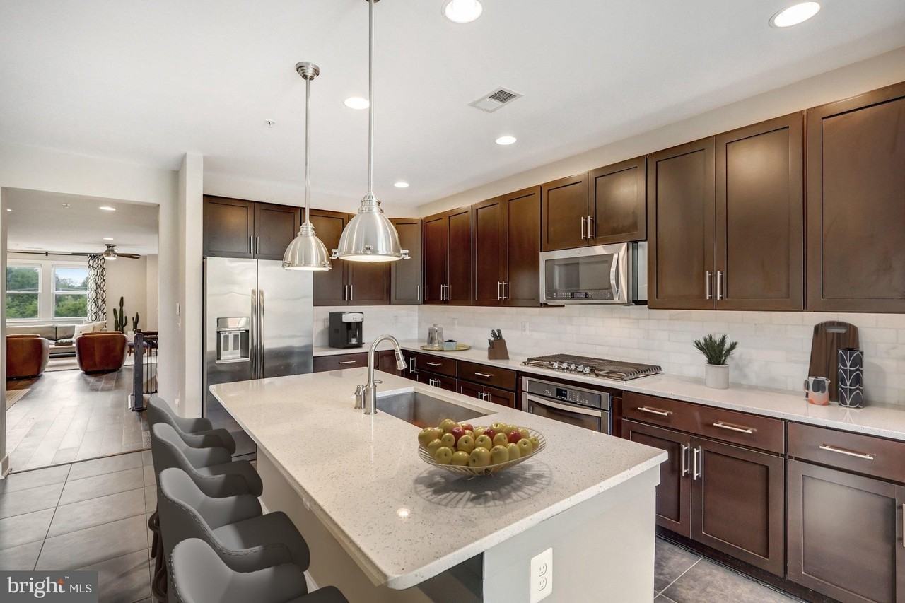 1905 Richmond Hwy #102 - Photo 2 of 39