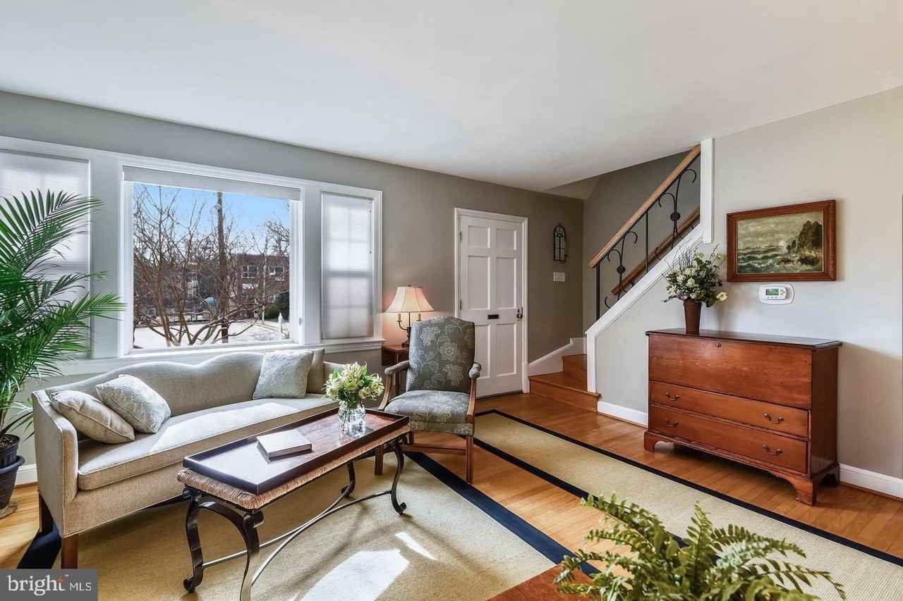 1727 Oakcrest Dr - Photo 2 of 40
