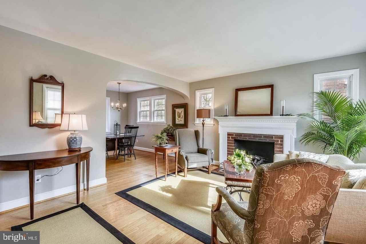 1727 Oakcrest Dr - Photo 4 of 40