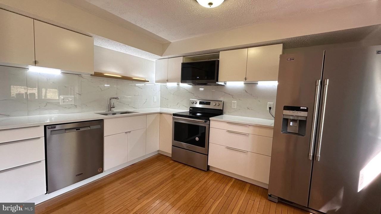 13566 Bentley Cir - Photo 2 of 25