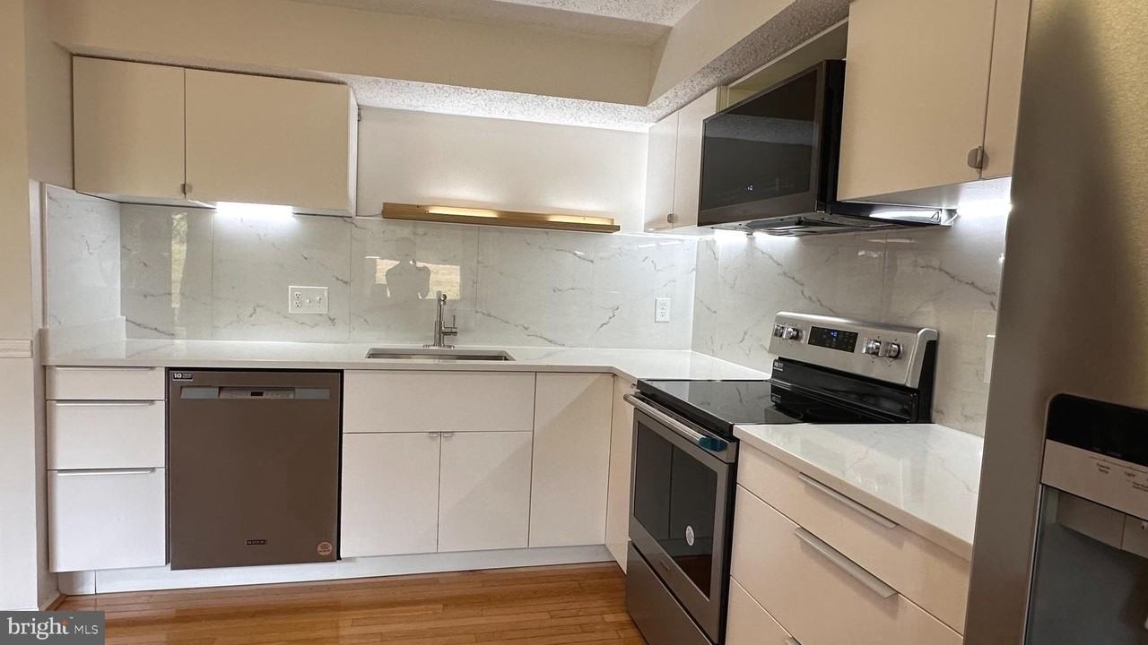 13566 Bentley Cir - Photo 3 of 25