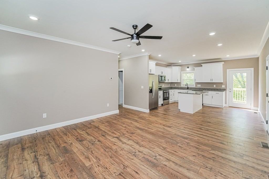 165 Lakeshire Dr - Photo 3 of 15