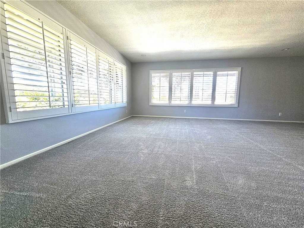 639 Alta Loma Dr - Photo 2 of 26