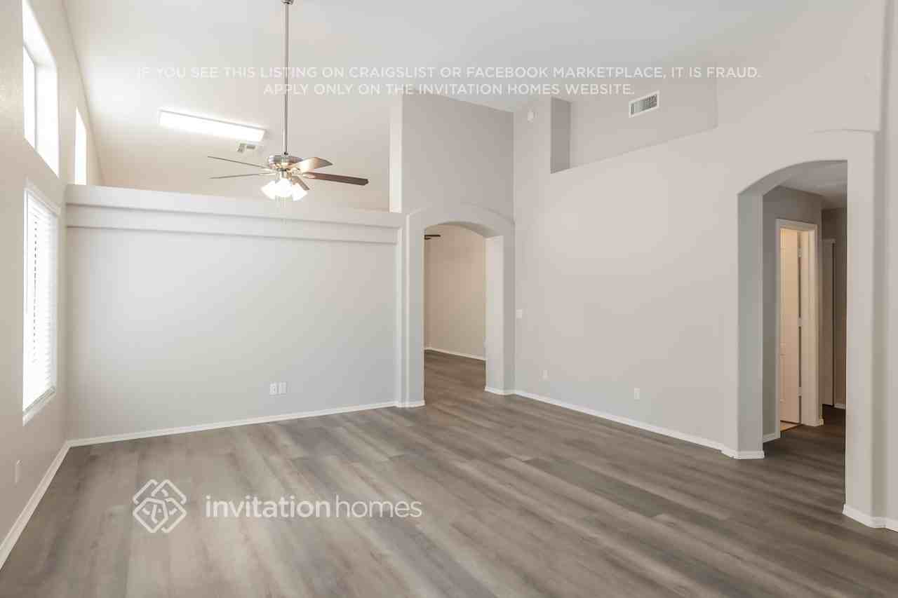 1925 E Fellars Dr - Photo 3 of 16