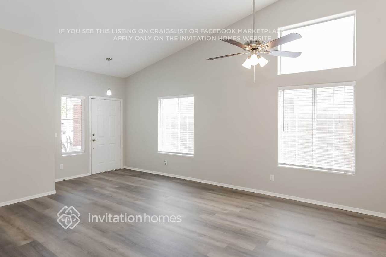 1925 E Fellars Dr - Photo 4 of 16