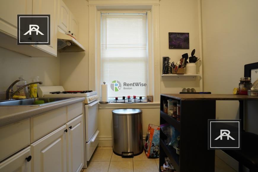 8 Camelot Ct - Photo 3 of 10