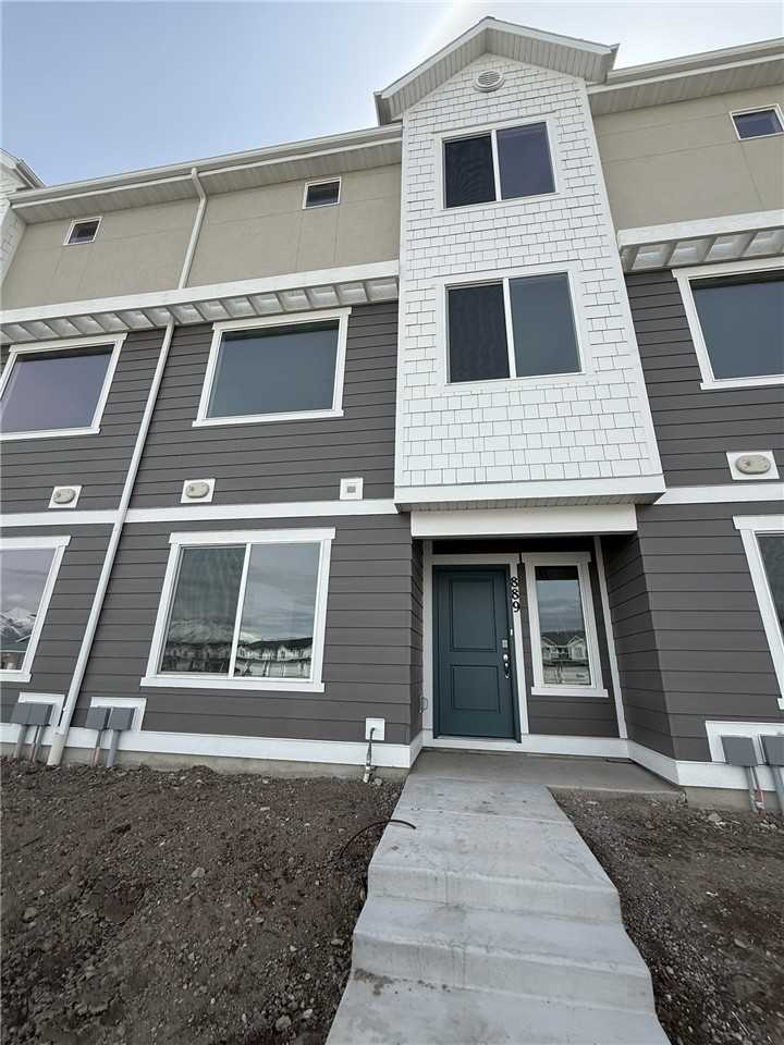 889 E Seaside St - Photo 3 of 38