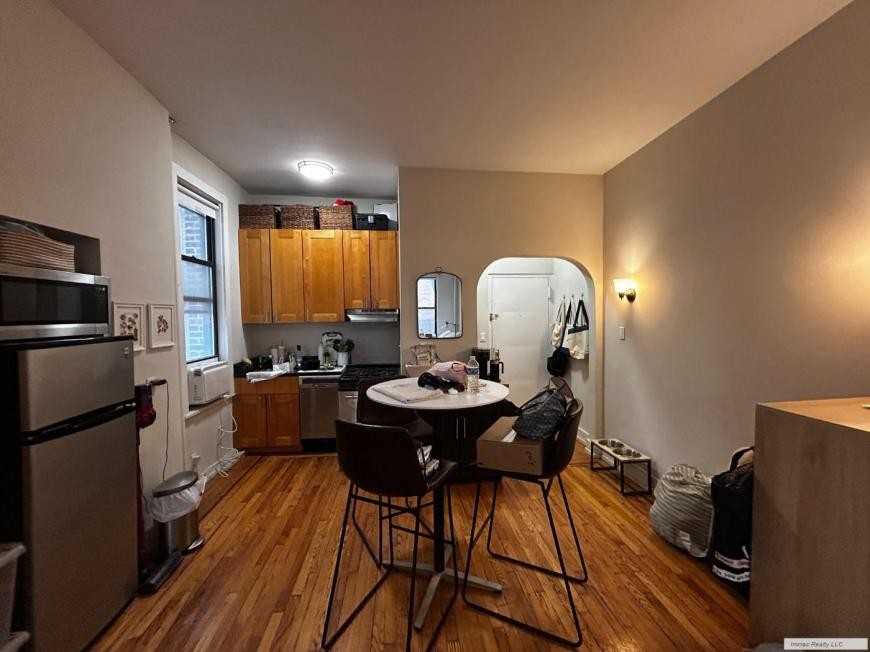 161 W 10th St - Photo 3 of 10