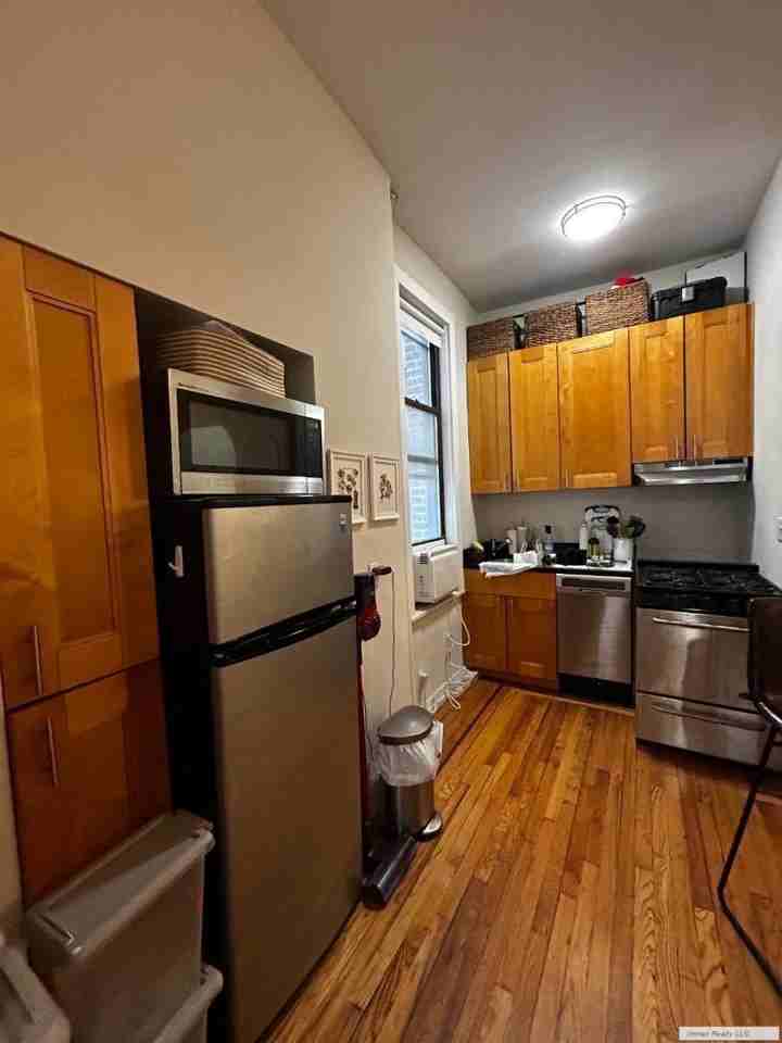 161 W 10th St - Photo 4 of 10