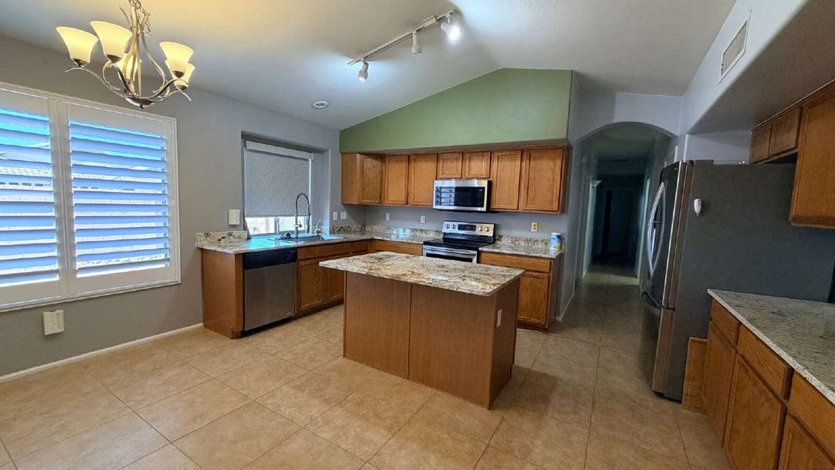 21756 N Reis Dr - Photo 2 of 22