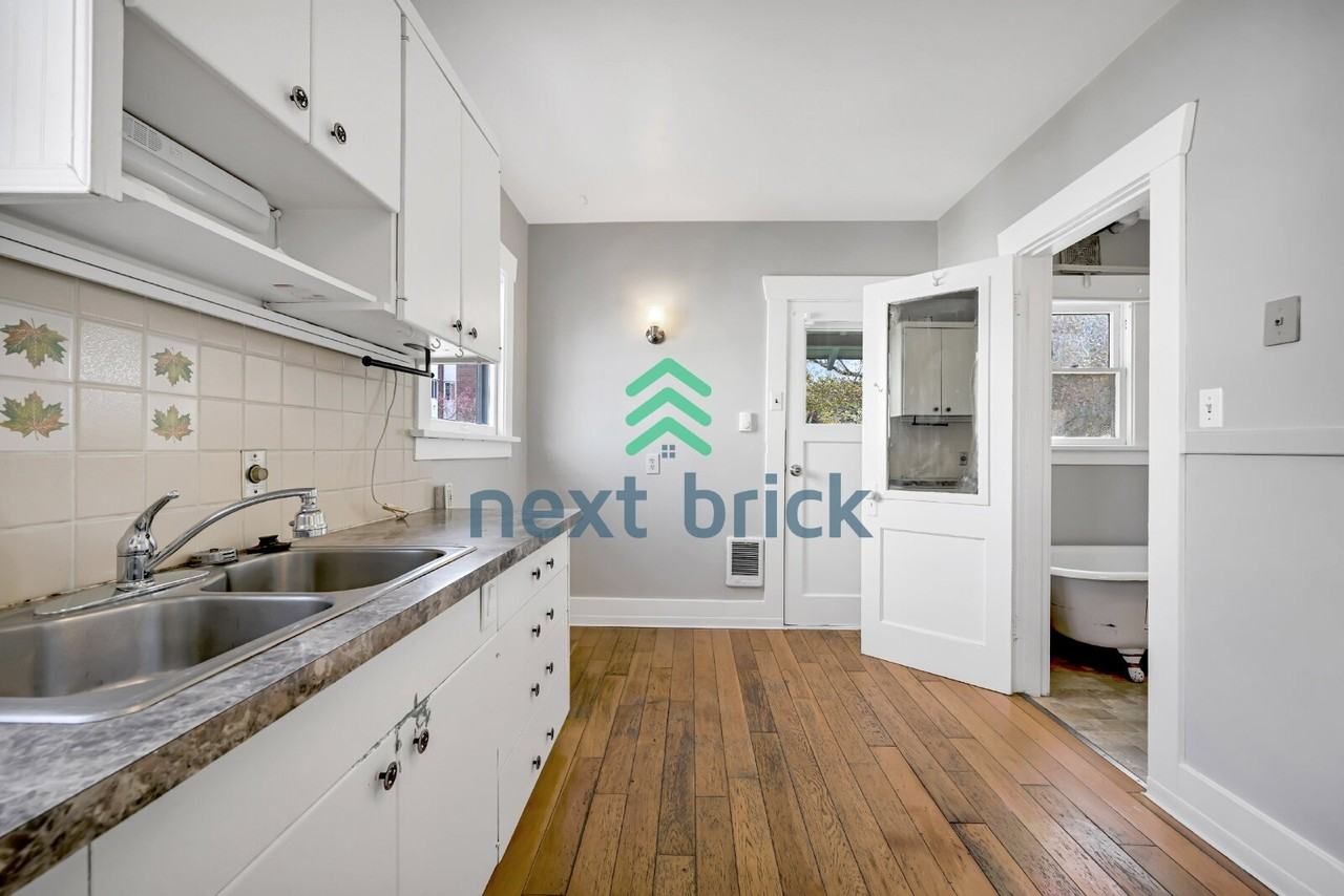112 Wells Ave S - Photo 3 of 17