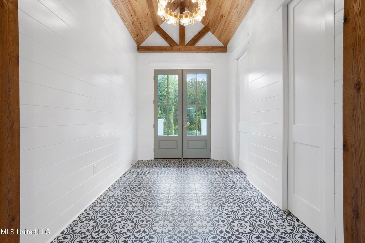 1180 Iola Rd - Photo 5 of 50