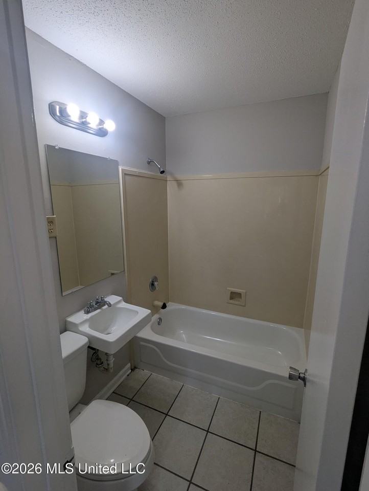 1699 Whitehead Dr - Photo 4 of 9
