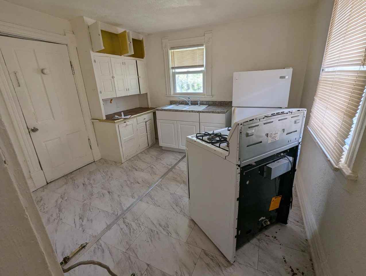 1048 Norwood Ave - Photo 4 of 10