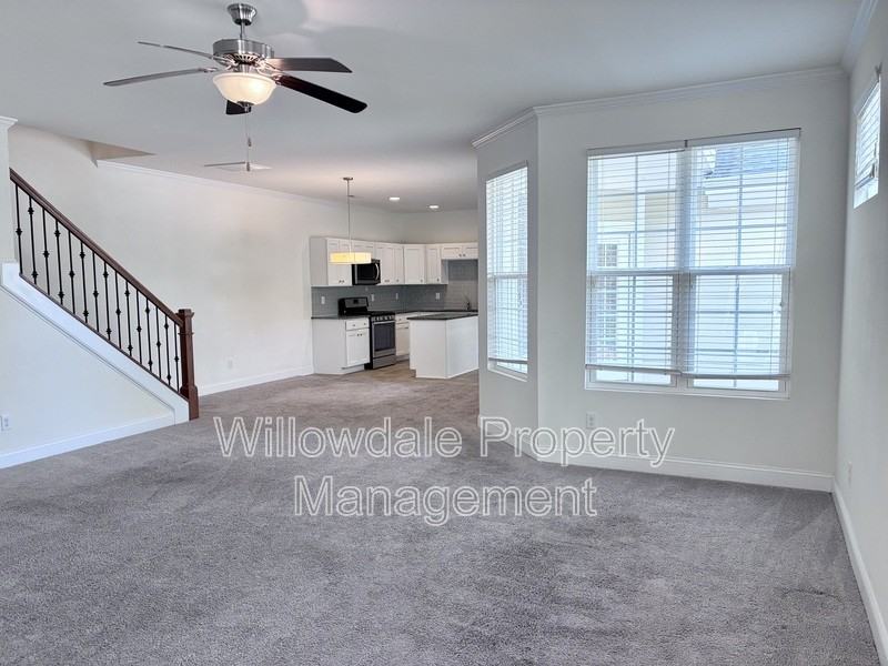 100 Spring Pine Ln - Photo 2 of 26