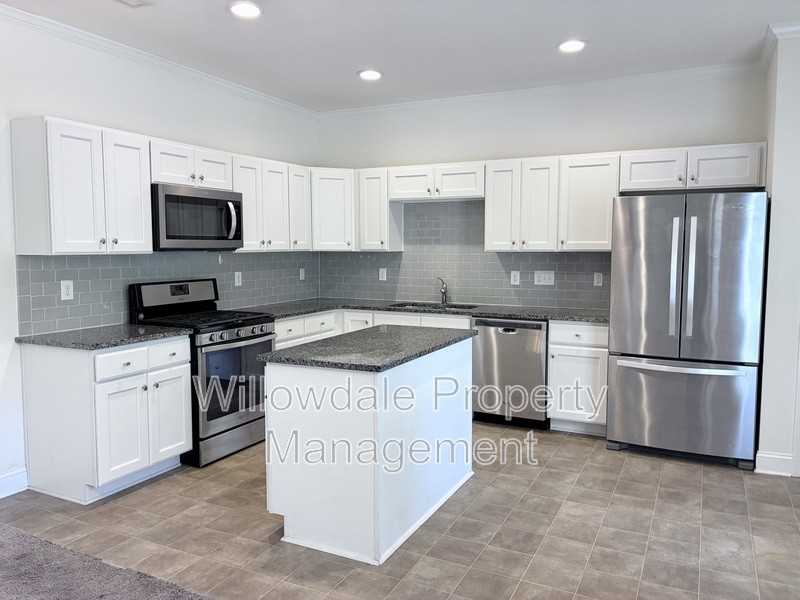 100 Spring Pine Ln - Photo 3 of 26
