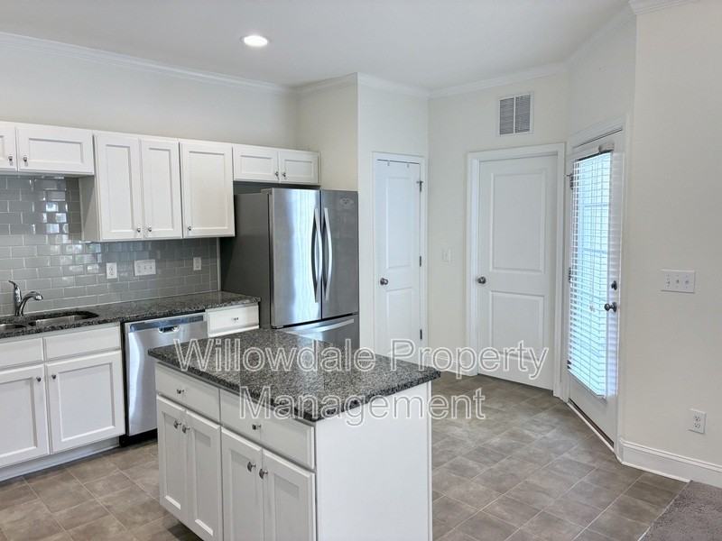 100 Spring Pine Ln - Photo 4 of 26