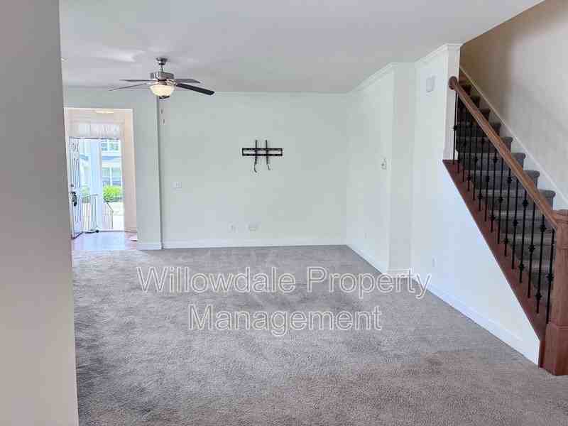 100 Spring Pine Ln - Photo 5 of 26