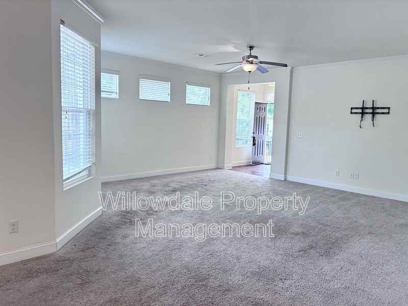 100 Spring Pine Ln - Photo 6 of 26