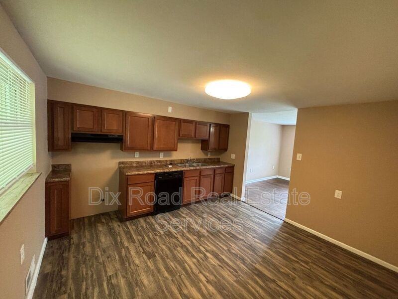 580 Grandin Ave - Photo 7 of 25