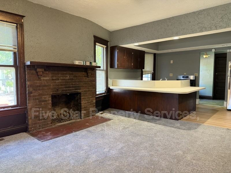 229 W Allen St - Photo 4 of 11
