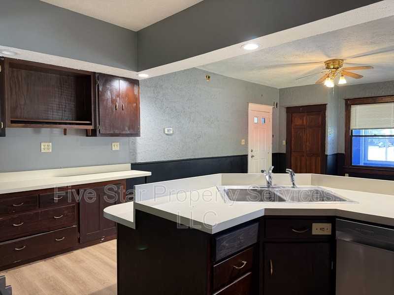 229 W Allen St - Photo 7 of 11