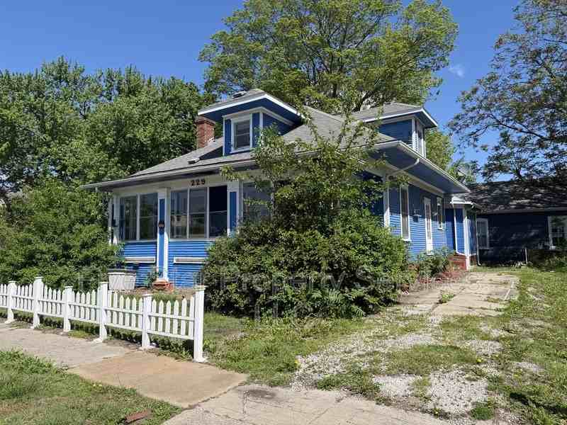 229 W Allen St - Photo 2 of 17