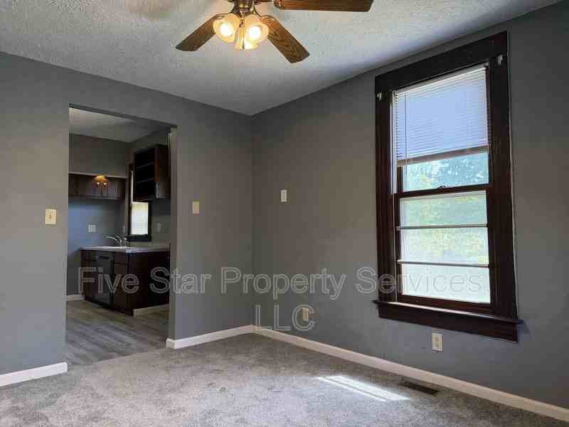 229 W Allen St - Photo 5 of 17