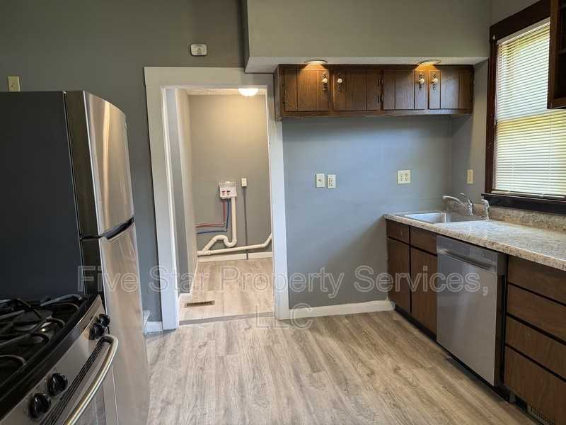 229 W Allen St - Photo 7 of 17
