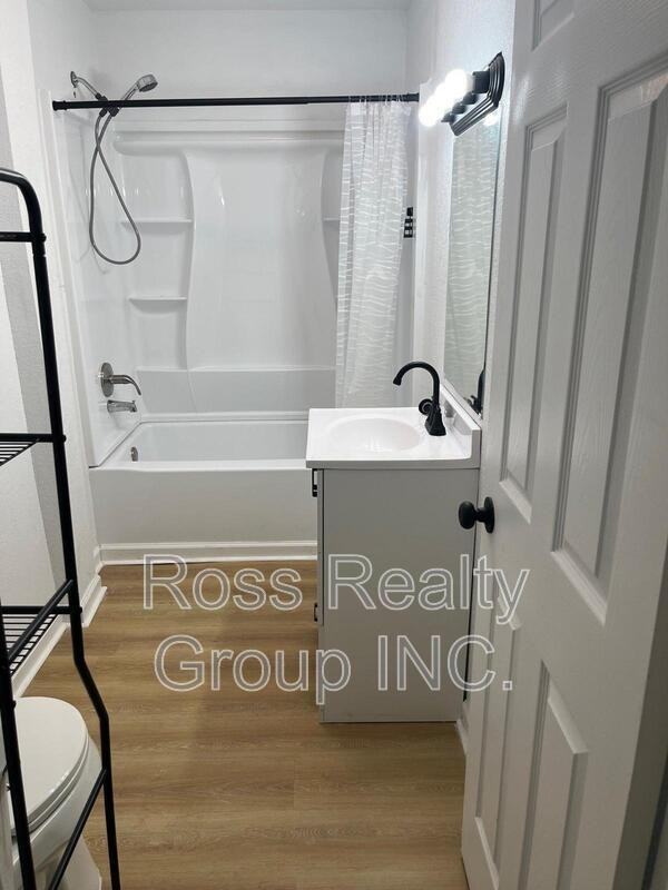 653 Oswald St - Photo 4 of 12