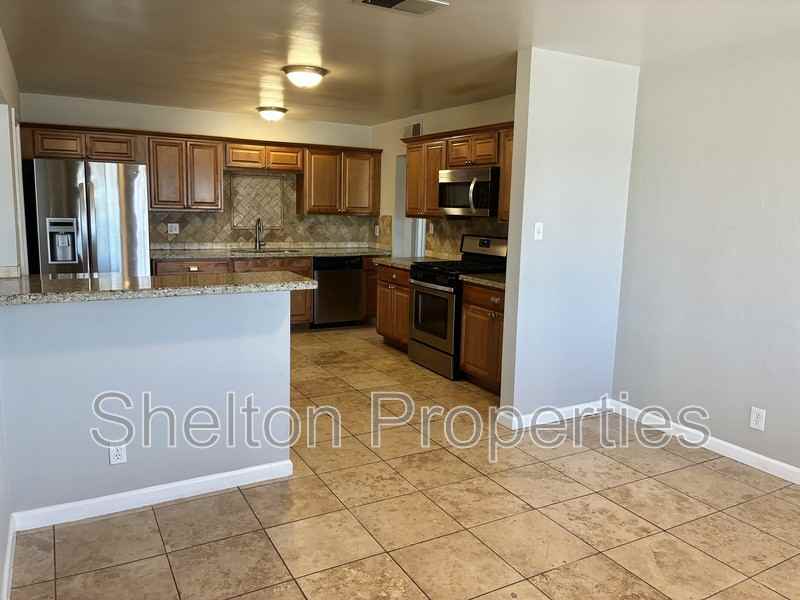 1041 W 18th St - Photo 6 of 25