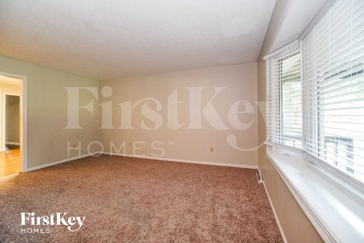 284 Bristol Dr Sw - Photo 3 of 18