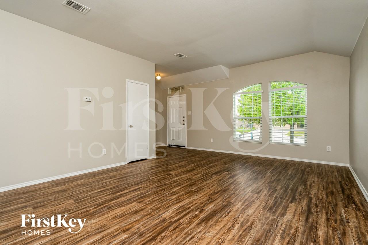 3908 Windy Point Dr - Photo 2 of 15