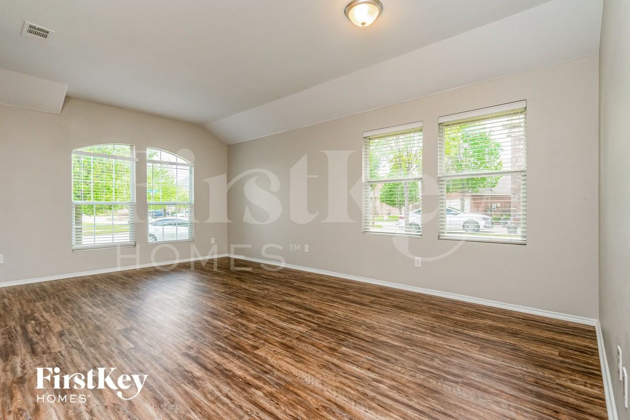 3908 Windy Point Dr - Photo 3 of 15