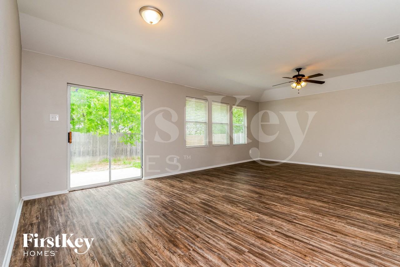 3908 Windy Point Dr - Photo 4 of 15