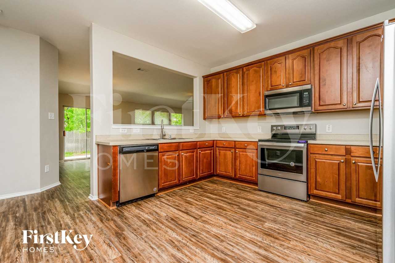 3908 Windy Point Dr - Photo 5 of 15
