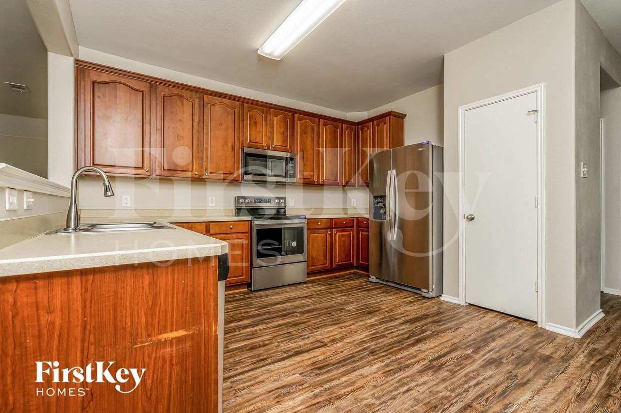 3908 Windy Point Dr - Photo 6 of 15