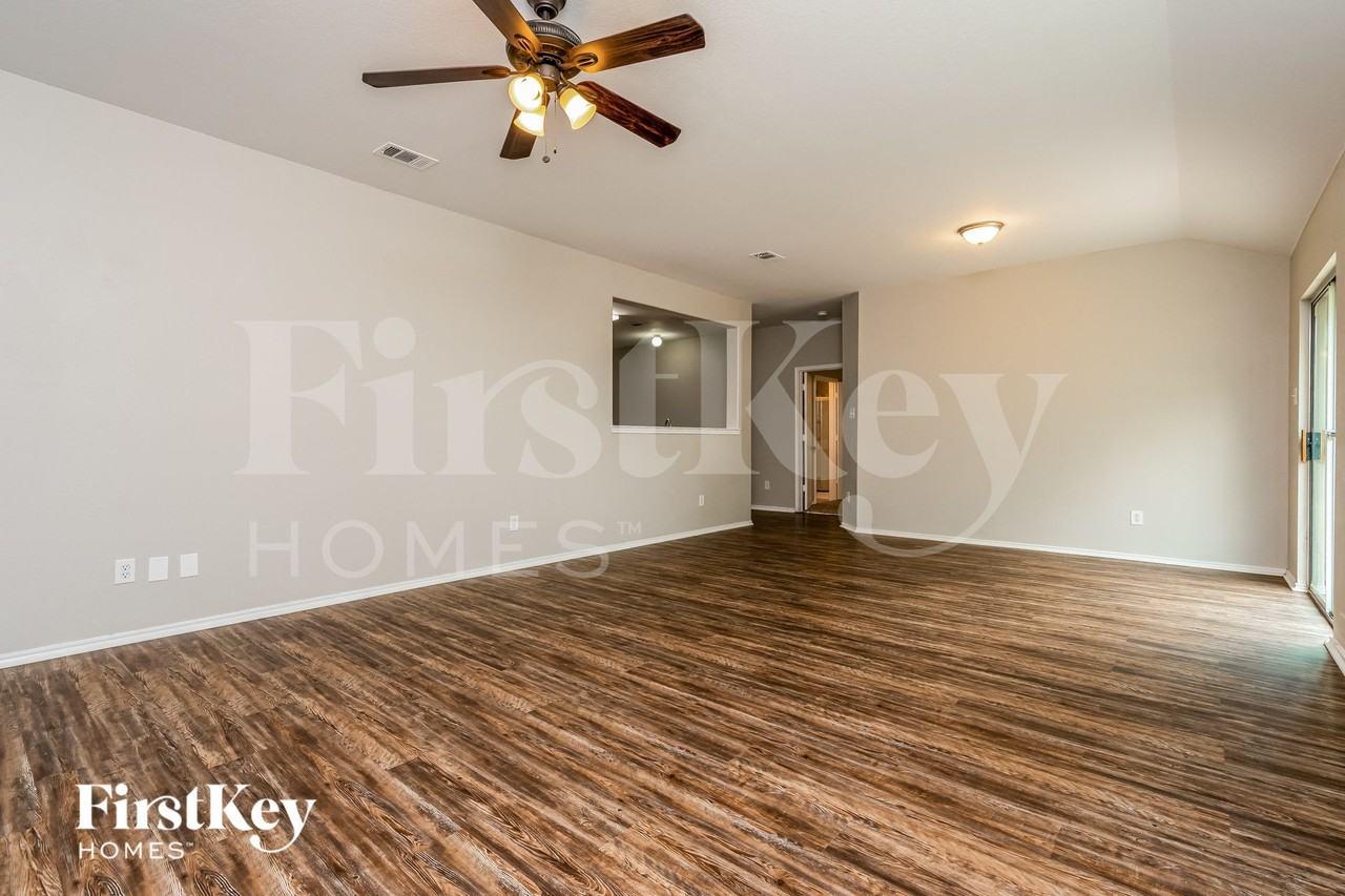 3908 Windy Point Dr - Photo 7 of 15