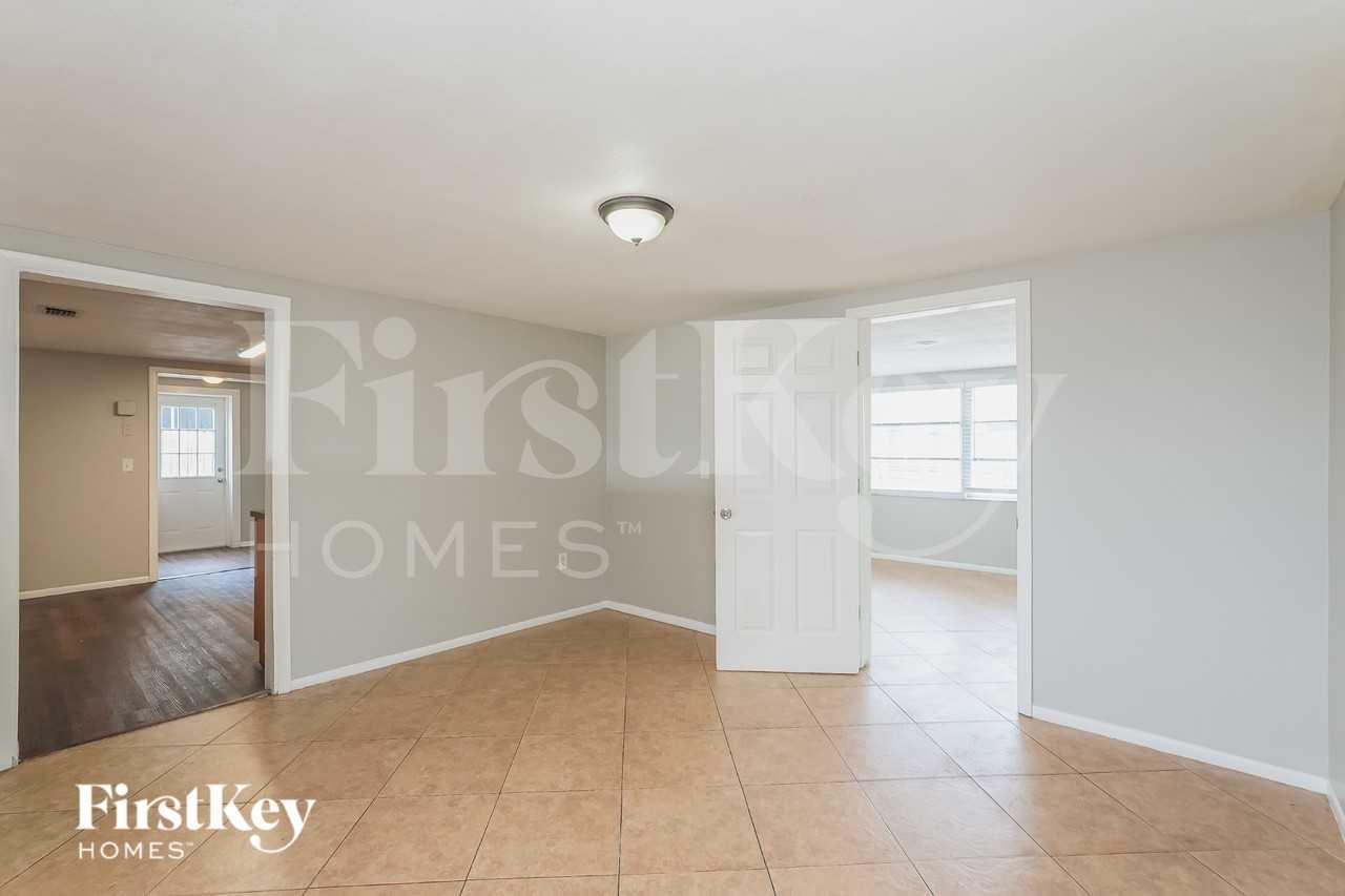 7915 Foxbloom Dr - Photo 4 of 15