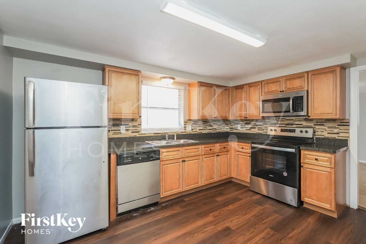 7915 Foxbloom Dr - Photo 5 of 15