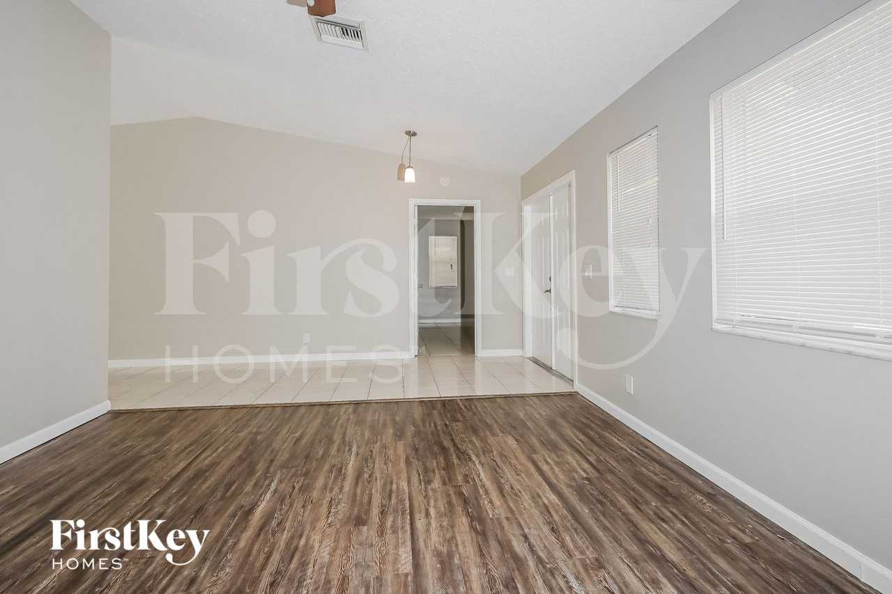 525 20th Ave N - Photo 5 of 14