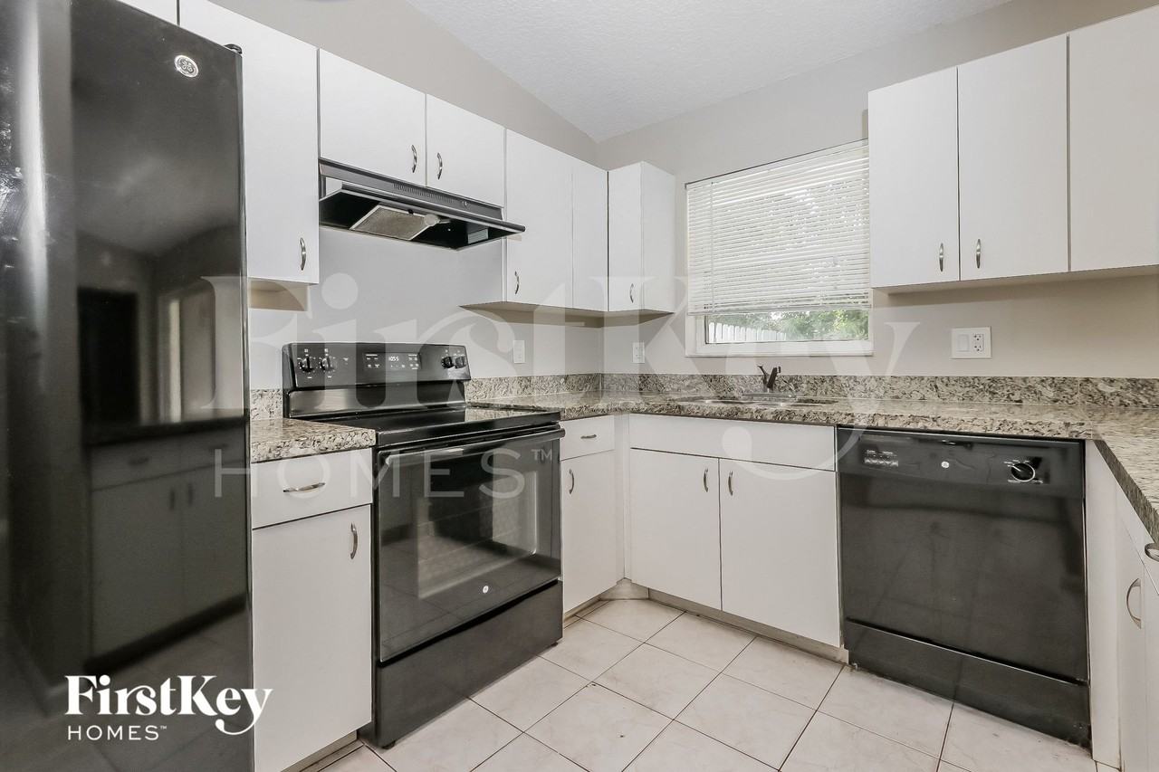 525 20th Ave N - Photo 6 of 14