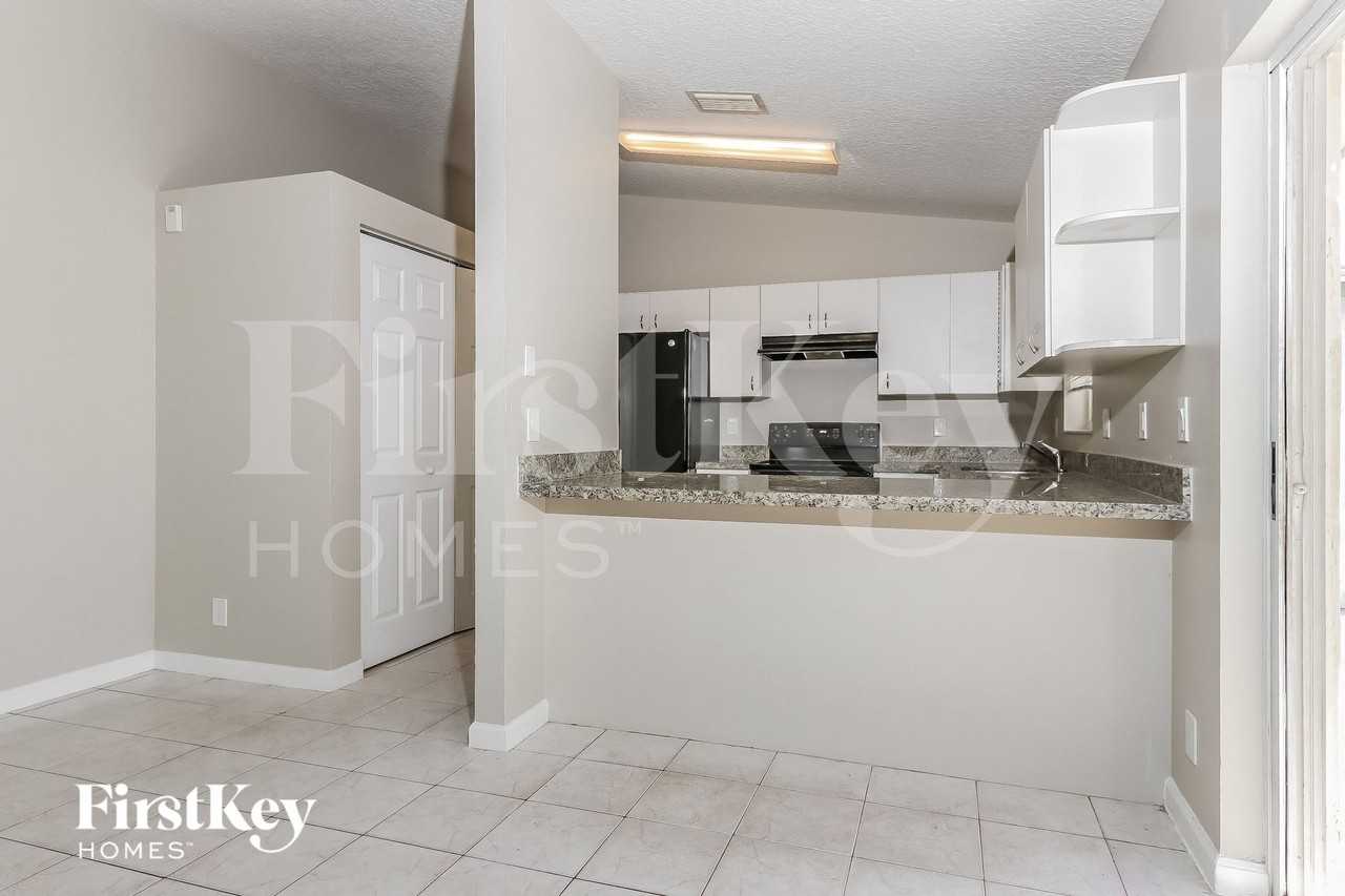 525 20th Ave N - Photo 7 of 14